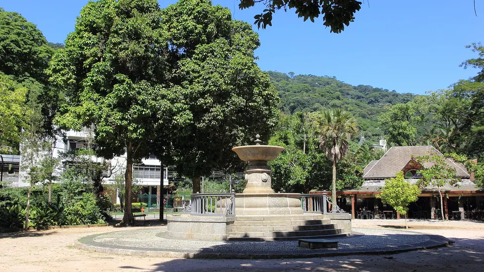 Praça Afonso Viseu, no Alto da Boa Vista, cercada de mata