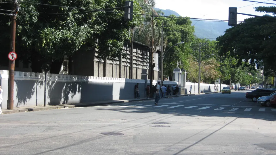 Rua Barão de Mesquita, no Andaraí, com muros e árvores