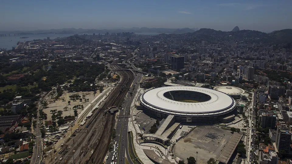 Vista aérea do bairro Maracanã com o estádio e a Radial Oeste