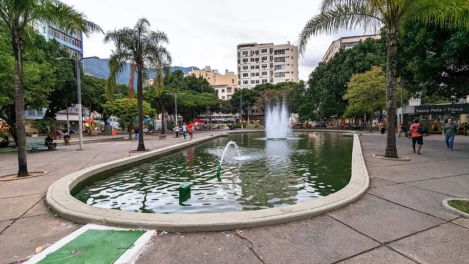 Chafariz da Praça Saens Peña, na Tijuca, com prédios ao fundo