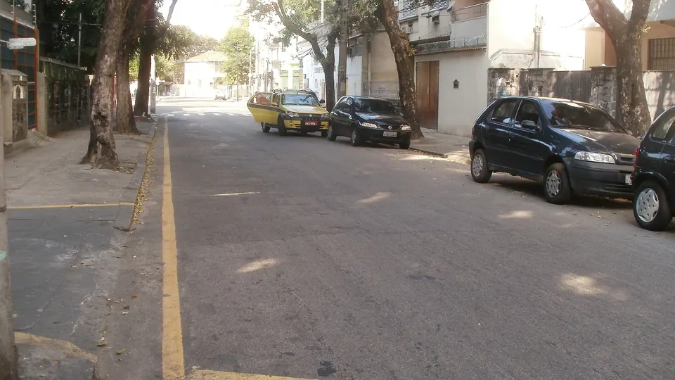 Rua Torres Homem, em Vila Isabel, com casas antigas e árvores